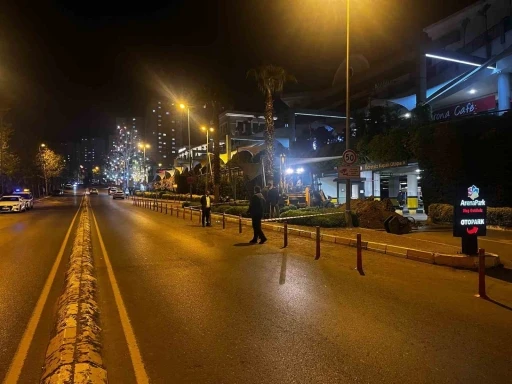 Küçükçekmece’de doğalgaz borusu kırıldı, AVM’dekiler panikle kaçtı
