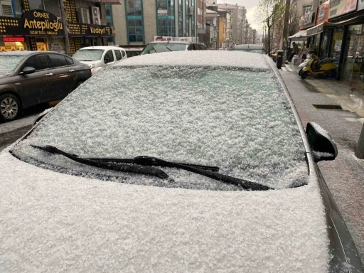 K&uuml;&ccedil;&uuml;k&ccedil;ekmece&rsquo;de dolu yağışı etkili oldu, ortalık beyaza b&uuml;r&uuml;nd&uuml;
