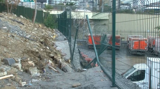Küçükçekmece’de dondurma fabrikasının istinat duvarı çöktü