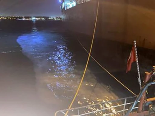Küçükçekmece’de gemiden sızan madde endişeye neden oldu
