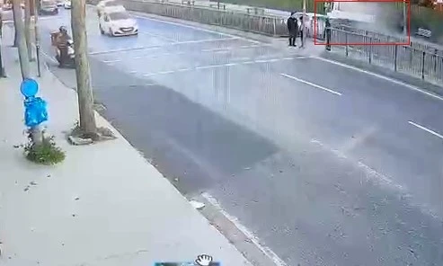 K&uuml;&ccedil;&uuml;k&ccedil;ekmece&rsquo;de gen&ccedil; m&uuml;hendisin hayatını kaybettiği kazanın g&uuml;venlik kamerası g&ouml;r&uuml;nt&uuml;leri ortaya &ccedil;ıktı
