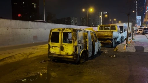 Küçükçekmece’de hafif ticari araç alev alev yandı
