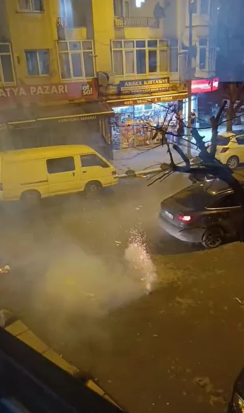 K&uuml;&ccedil;&uuml;k&ccedil;ekmece&rsquo;de havai fişekli kutlama sırasında ortalık karıştı
