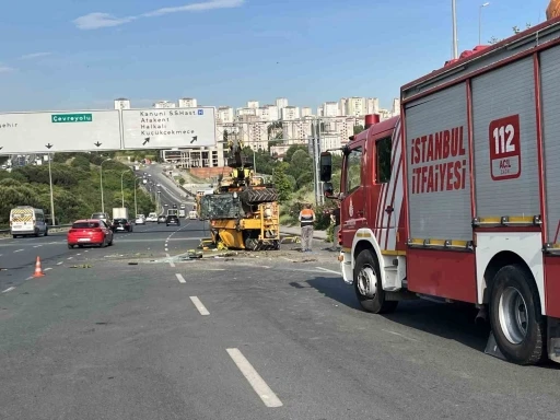 K&uuml;&ccedil;&uuml;k&ccedil;ekmece&rsquo;de iş makinesini taşıyan &ccedil;ekici devrildi, s&uuml;r&uuml;c&uuml; hayatını kaybetti
