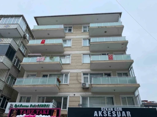 K&uuml;&ccedil;&uuml;k&ccedil;ekmece&rsquo;de istinat duvarı &ccedil;&ouml;kt&uuml;: 6 katlı bina tahliye edildi
