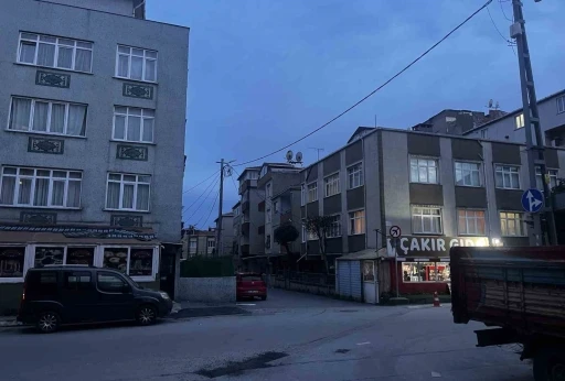K&uuml;&ccedil;&uuml;k&ccedil;ekmece&rsquo;de kahve &ouml;n&uuml;nde silahlı saldırı: 3 yaralı
