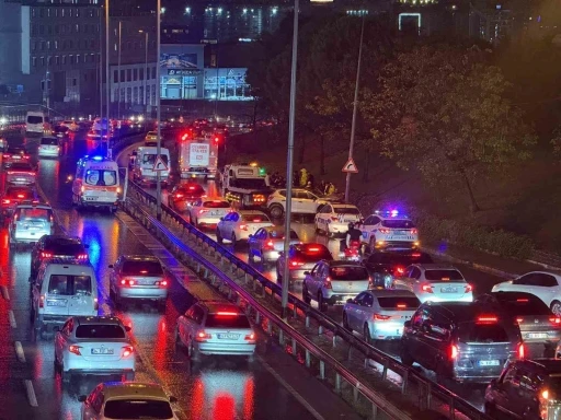 Küçükçekmece’de kontrolden çıkan otomobil aydınlatma direğine çarptı: 1 yaralı
