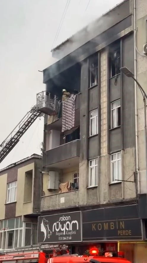 K&uuml;&ccedil;&uuml;k&ccedil;ekmece&rsquo;de korkutan yangın: 5 kişi dumandan etkilendi
