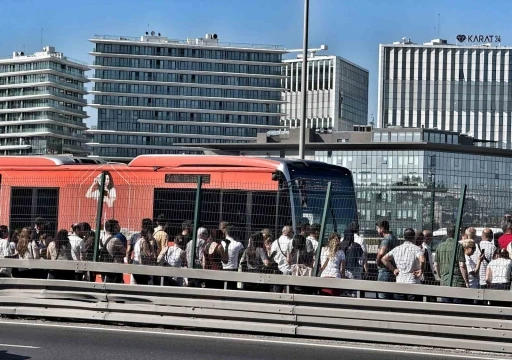 Küçükçekmece’de metrobüste yangın paniği
