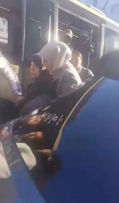 K&uuml;&ccedil;&uuml;k&ccedil;ekmece&rsquo;de minib&uuml;sten yaşlı kadın d&uuml;şt&uuml;
