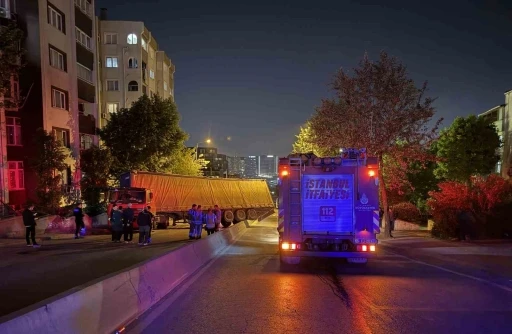 K&uuml;&ccedil;&uuml;k&ccedil;ekmece&rsquo;de palet y&uuml;kl&uuml; tır ref&uuml;jde yan yattı

