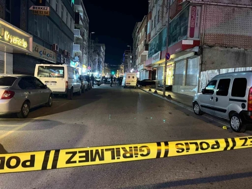 K&uuml;&ccedil;&uuml;k&ccedil;ekmece&rsquo;de silahlı saldırı: 1&rsquo;i ağır 3 yaralı
