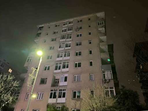 K&uuml;&ccedil;&uuml;k&ccedil;ekmece&rsquo;de sitedeki 10 katlı riskli bina, m&uuml;h&uuml;rlenerek tahliye edildi
