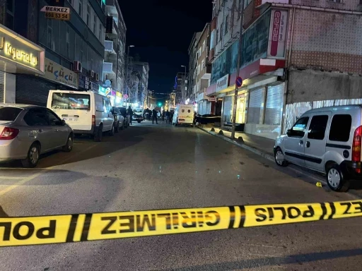 K&uuml;&ccedil;&uuml;k&ccedil;ekmece&rsquo;de sokak ortasında silahlı saldırı: 2 &ouml;l&uuml;, 1 yaralı
