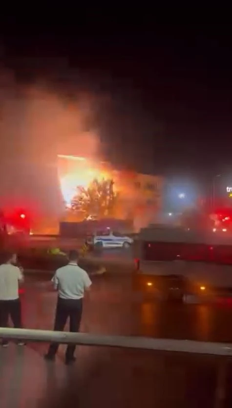 K&uuml;&ccedil;&uuml;k&ccedil;ekmece&rsquo;de trafo bomba gibi patladı
