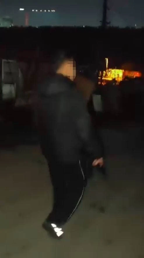 K&uuml;&ccedil;&uuml;k&ccedil;ekmece&rsquo;de uzun namlulu silahla sokakta dolaşan 2 şahıs g&ouml;zaltına alındı
