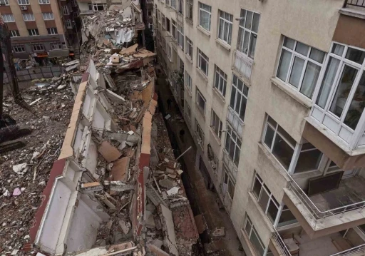 K&uuml;&ccedil;&uuml;k&ccedil;ekmece&rsquo;de yıkımı yapılan binadan kopan beton par&ccedil;aları yan binanın &uuml;zerine d&uuml;şt&uuml;
