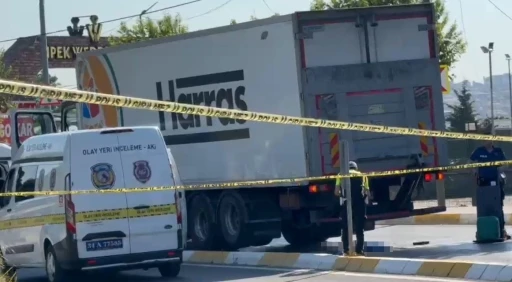 K&uuml;&ccedil;&uuml;k&ccedil;ekmece&rsquo;de yolun karşısına ge&ccedil;erken kamyonun &ccedil;arptığı kadın hayatını kaybetti
