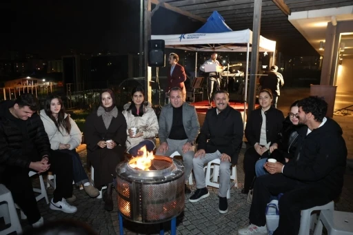 K&uuml;&ccedil;&uuml;k&ccedil;ekmeceli gen&ccedil;ler, en uzun gecede buluştu
