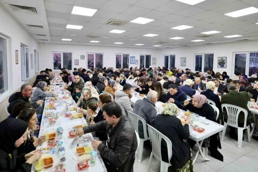 K&uuml;&ccedil;&uuml;k&ccedil;ekmeceliler, iftar sofralarında bereketi paylaşıyor
