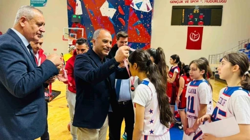 K&uuml;&ccedil;&uuml;kler Basketbol Grup M&uuml;sabakaları heyecan sona erdi
