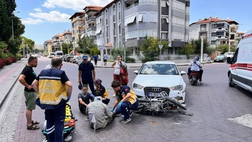 Kula&rsquo;da otomobil ile motosiklet &ccedil;arpıştı: 2 yaralı

