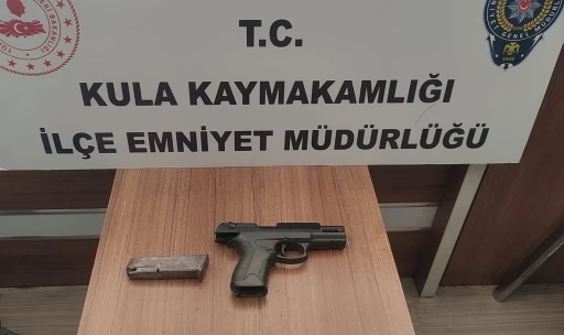 Kula polisinden su&ccedil;a ge&ccedil;it yok: 10 kişiye işlem, 5 tutuklama
