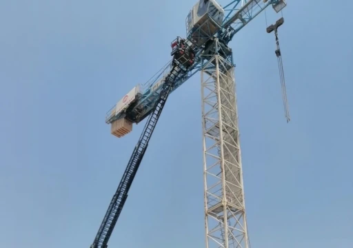 Kule vinçte fenalaşan operatörü itfaiye kurtardı
