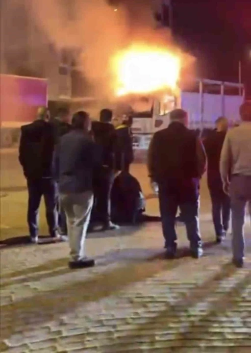 Kullandığı kamyonu bir anda ateşe verdi, kimse olan biteni anlamadı
