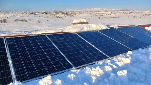 Kulp kırsalında kar, g&uuml;neş panellerini etkiledi
