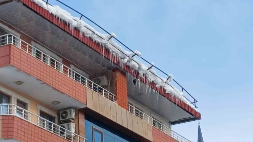 Kulp&rsquo;ta &ccedil;atılarda buz sarkıtları oluştu
