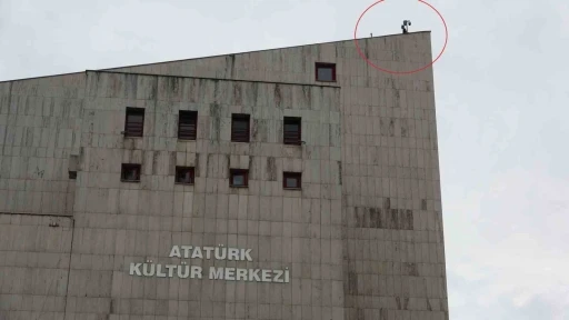 Kültür merkezinin çatısına çıktı, ekipler 1 saatlik çalışmayla ikna etti

