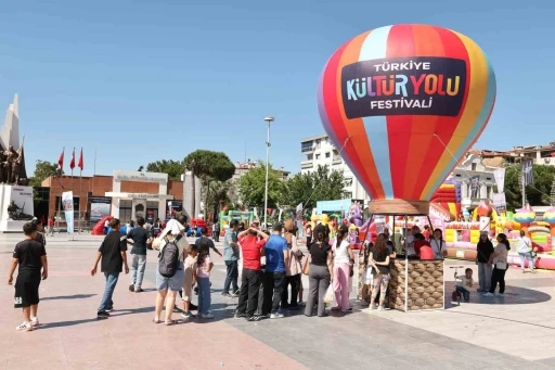 K&uuml;lt&uuml;r Yolu Festivali coşkusu Manisa&rsquo;ya damga vurdu
