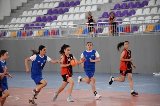 Kul&uuml;pler Hentbol Minik Kızlar İl Birinciliği M&uuml;sabakaları tamamlandı
