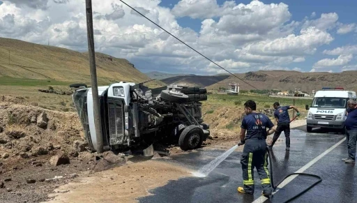 Kum yüklü tır devrildi: Sürücü yara almadan kurtuldu
