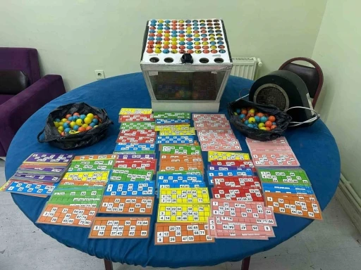 Kumar oynatılan mekana kapıyı ikiye b&ouml;lerek giren polis, &ccedil;atıdan ka&ccedil;maya &ccedil;alışanları yakaladı
