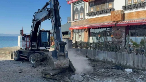 Kumbah&ccedil;e sahilinde işgalden temizleniyor
