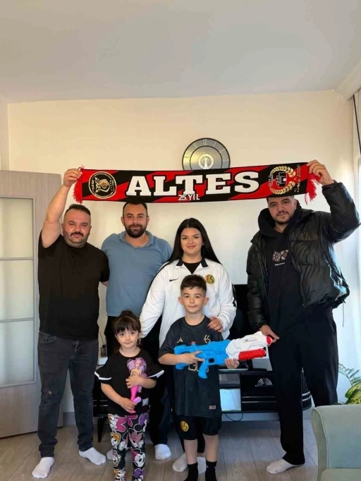 Kumbarasındaki parayı Eskişehirspor&rsquo;a bağışlayan H&uuml;seyin Buğra&rsquo;ya s&uuml;rpriz hediye
