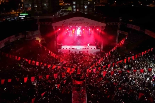 Kumluca&rsquo;da festival coşkusu Poizi konseriyle devam etti
