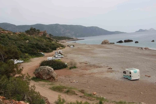 Kumluca&rsquo;da sahil ve kamu alanlarında karavan konaklaması yasaklandı, karavancılar b&ouml;lgeden &ccedil;ıkarıldı
