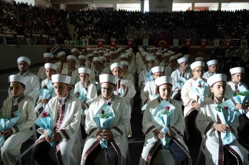 Kur’an’ı ezberleyen 75 erkek, 88’i kız öğrenci hafızlık icazetlerini aldı
