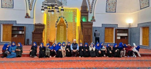 Kur’an kursu öğrencileri tarihi camide iftar açtı

