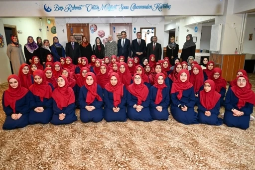 Kur&rsquo;an kursu &ouml;ğrencileriyle iftar yaptılar

