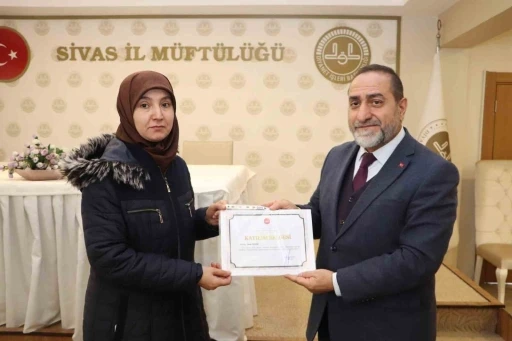 Kur&rsquo;an Kursu &ouml;ğreticileri sertifikaları aldı

