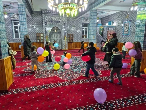 Kur&rsquo;an kursuna giden minikler oru&ccedil;larını camide a&ccedil;tı

