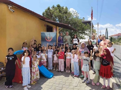 Kur&rsquo;an Kursunda eğitim g&ouml;ren &ccedil;ocuklara dondurma ikramı
