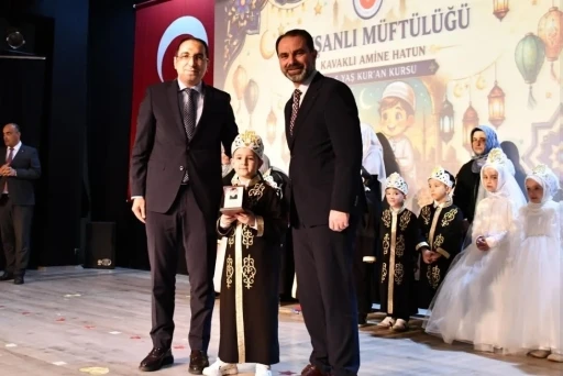 Kur&rsquo;an kursunu başlarına ta&ccedil; takarak tamamladılar
