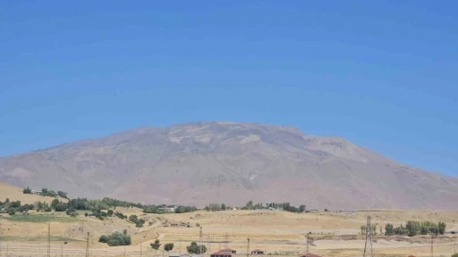 Kuraklık Süphan Dağı’nı vurdu: Aşırı sıcaklar Süphan Dağı’nın karını eritti
