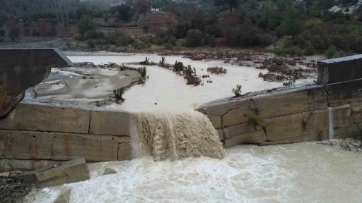 Kuraklıkla kuruyan Deli&ccedil;ay yeniden akmaya başladı, &ccedil;ift&ccedil;inin y&uuml;z&uuml; g&uuml;ld&uuml;
