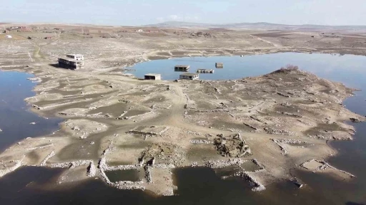 Kuraklıkta ortaya &ccedil;ıkmıştı, yağışlarla yeniden kayboldu
